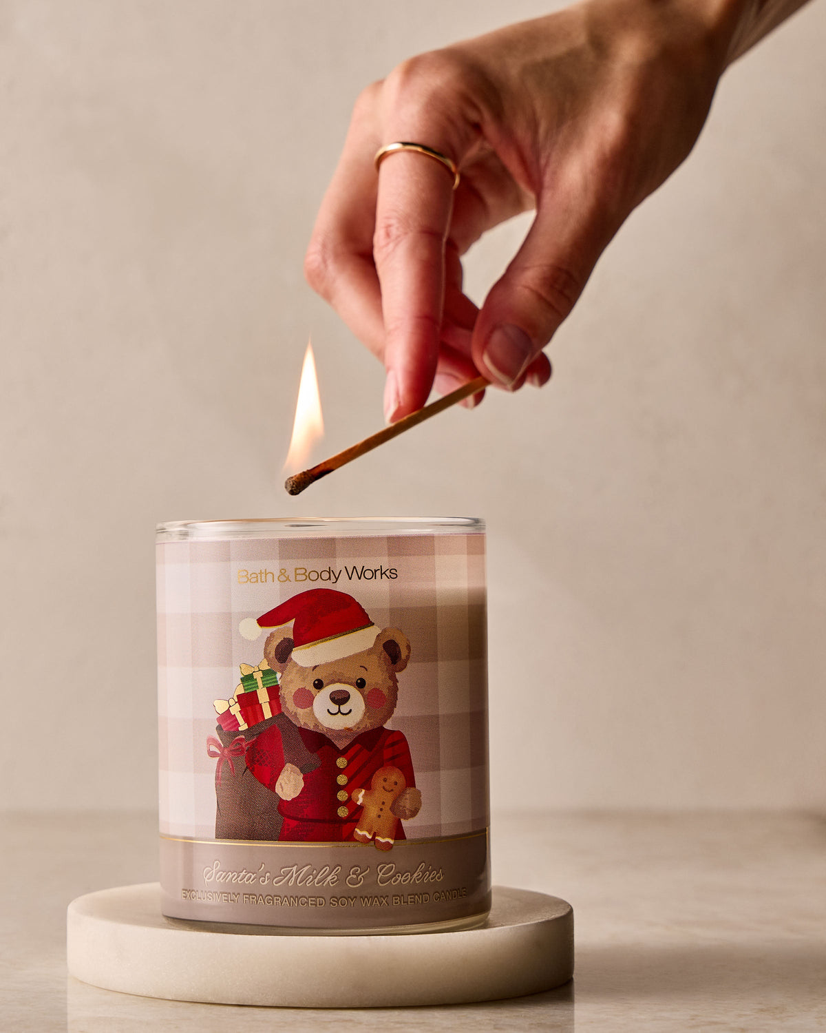 Bath & Body Works Santa's Milk & Cookies Single Wick Candle 8 oz / 227 g — image 4