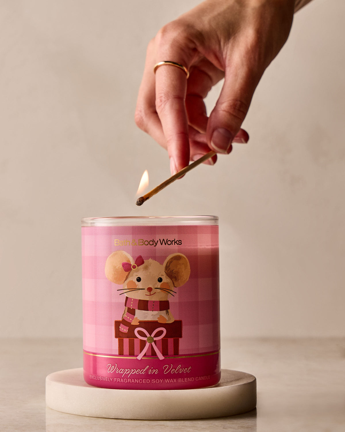 Bath & Body Works Wrapped in Velvet Single Wick Candle 8 oz / 227 g — image 4